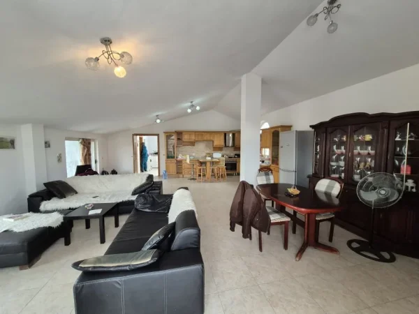 Tirane, jepet me qera Vile 1+1+Aneks+Ballkon Kati 4, 120 m² 470 € (Rruga Riza Cerova)