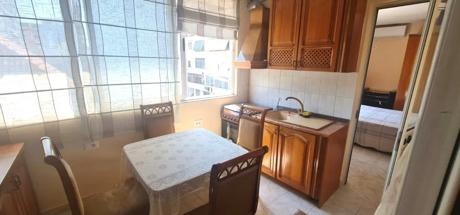 Jepet me Qira Apartament 3+1, i mobiluar tek Rruga Dritan Hoxha,  500 Euro