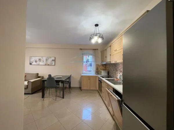 Tirane, jepet me qera apartament 2+1 Kati 4, 100 m² 800 € (Liqeni i Thate)