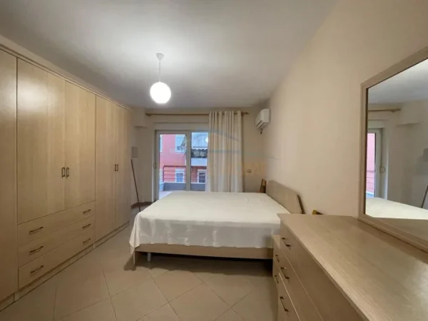 Tirane, jepet me qera apartament 2+1 Kati 4, 100 m² 800 € (Liqeni i Thate)