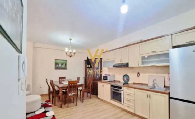 Tirane, jepet me qera apartament 2+1+Ballkon Kati 6, 104 m² 700 € (RRUGA E KAVAJES)