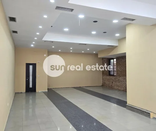 Shkoder, jepet me qera ambjent biznesi Kati 0, 90 m² (AFER TRUMES)