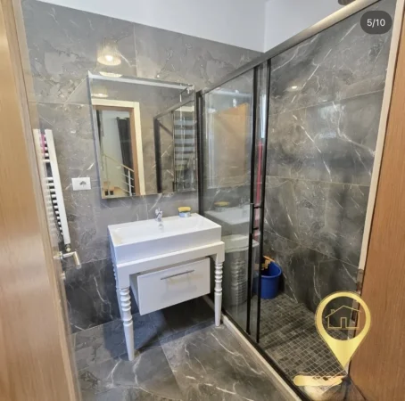 Tirane, jepet me qera Vile 4+1+Aneks+Ballkon Kati 2, 240 m² 1.000 € (Rruga Jordan Misja)