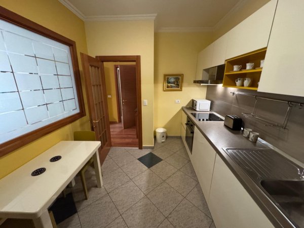 Tirane, jepet me qera apartament 2+1+Ballkon Kati 4, 136 m² 1.800 € (Blloku)