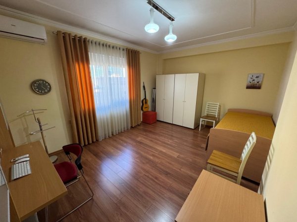 Tirane, jepet me qera apartament 2+1+Ballkon Kati 4, 136 m² 1.800 € (Blloku)