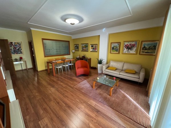 Tirane, shitet apartament 2+1+Ballkon Kati 4, 136 m² (Blloku)