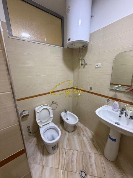 Tirane, jepet me qera apartament 1+1 Kati 4, 70 m² 320 € (KINOSTUDIO)