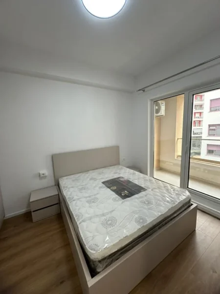 Tirane, jepet me qera apartament 1+1 , 450 € (Ali Demi)