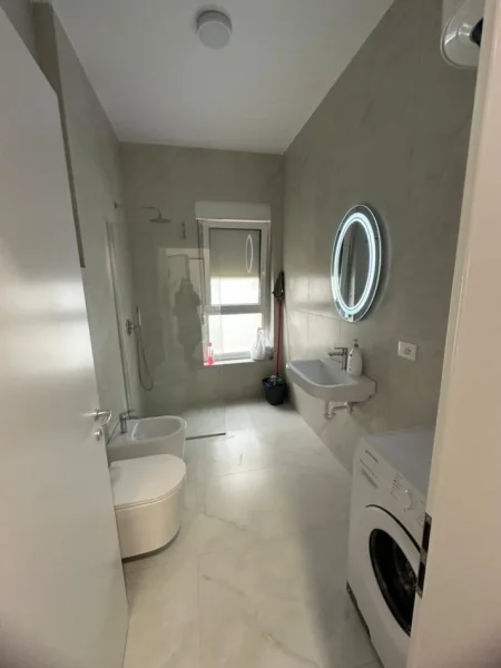 Tirane, jepet me qera apartament 1+1 , 450 € (Ali Demi)