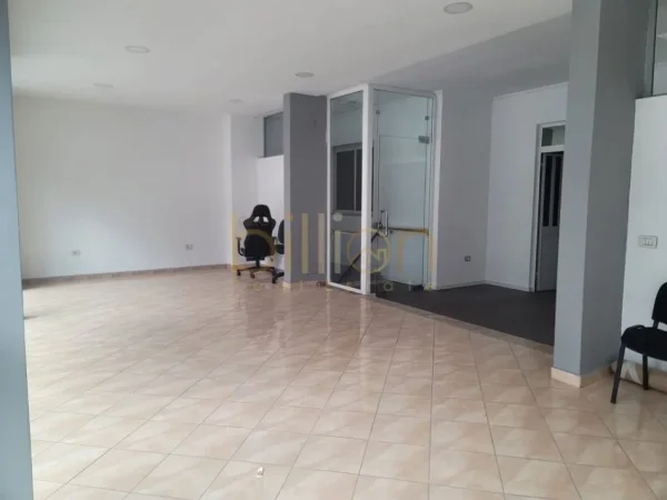 Tirane, jepet me qera , 220 m² 1.500 € (Laprake)