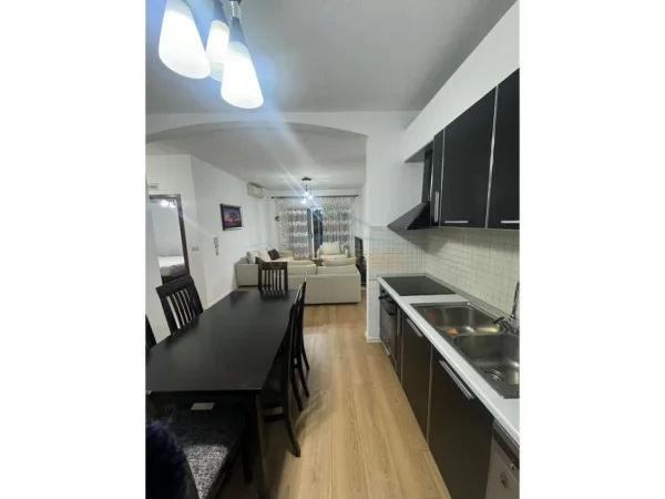 Tirane, jepet me qera 2+1 Kati 6, 850 € 