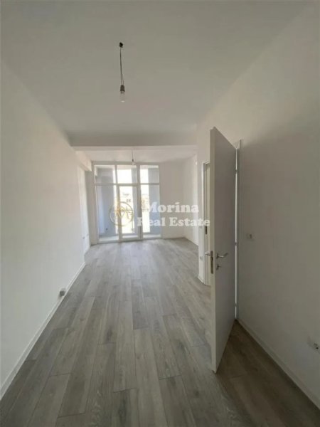 Tirane, jepet me qera ambjent biznesi Kati 6, 65 m² 700 € (Komuna e Parisit)