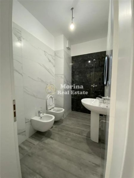 Tirane, jepet me qera ambjent biznesi Kati 6, 65 m² 700 € (Komuna e Parisit)