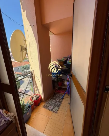 Tirane, jepet me qera apartament 2+1 , 94 m² 570 € (Gjimnazi Partizani)