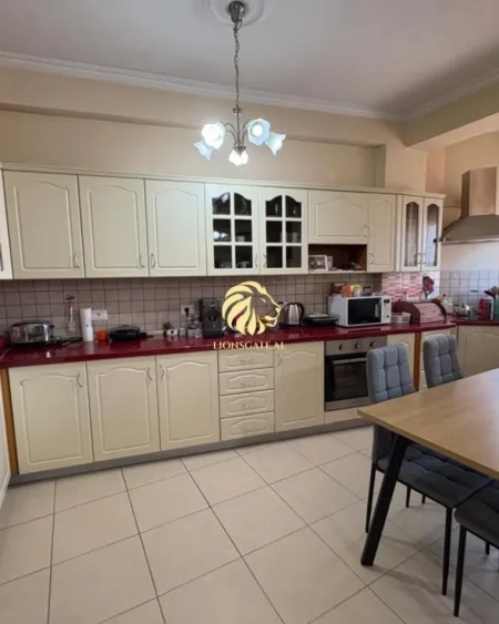 Tirane, jepet me qera apartament 2+1 , 94 m² 570 € (Gjimnazi Partizani)