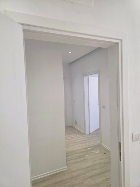 Tirane, jepet me qera zyre Kati 3, 100 m² 1.000 € (ZOGU I ZI)