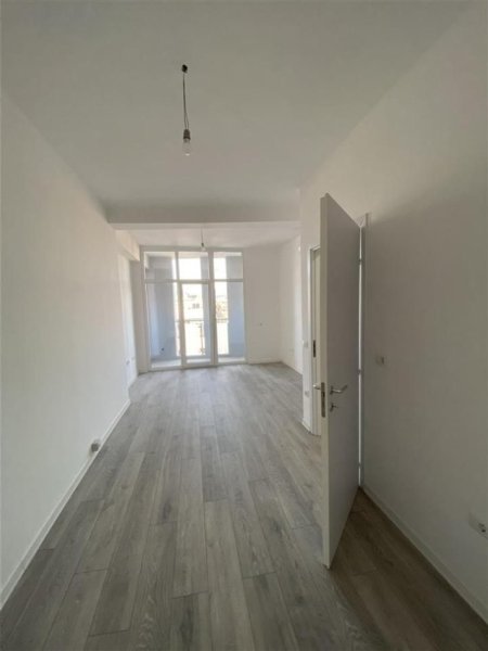 Tirane, jepet me qera zyre Kati 6, 70 m² 700 € (KOMUNA E PARISIT)