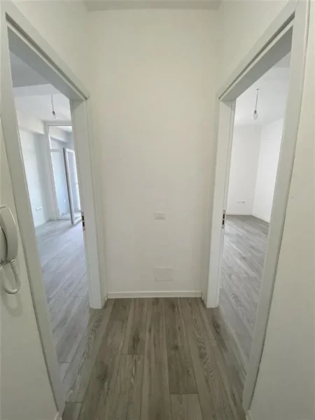 Tirane, jepet me qera zyre Kati 6, 70 m² 700 € (KOMUNA E PARISIT)