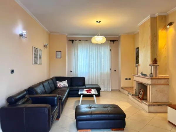 Vlore, jepet me qera apartament+verande | Penthouse 4+1+Aneks+Ballkon Kati 8, 180 m² 650 € (Kisha Ortodokse)