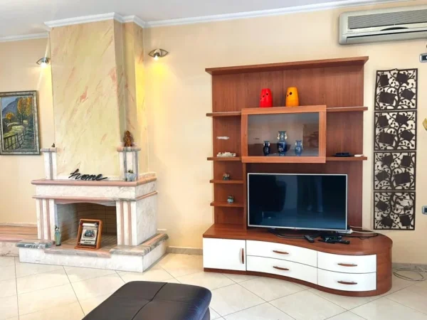 Vlore, jepet me qera apartament+verande | Penthouse 4+1+Aneks+Ballkon Kati 8, 180 m² 650 € (Kisha Ortodokse)
