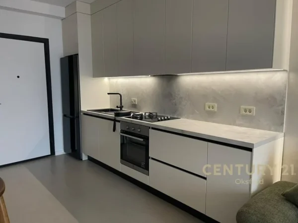 Tirane, jepet me qera apartament 1+1 Kati 13, 72 m² 800 € (Golden Tower)