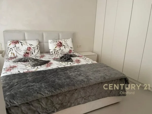 Tirane, jepet me qera apartament 1+1 Kati 13, 72 m² 800 € (Golden Tower)