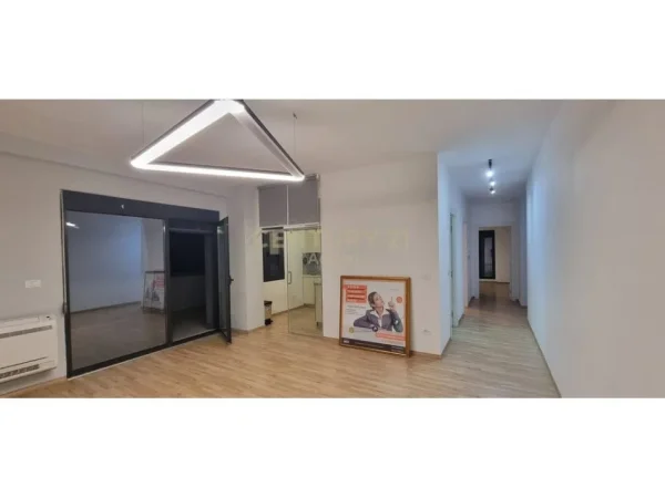 Tirane, jepet me qera apartament 2+1 Kati 4, 135 m² 1.090 € (Ambasada Amerikane)