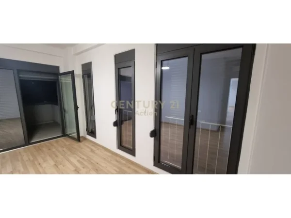 Tirane, jepet me qera apartament 2+1 Kati 4, 135 m² 1.090 € (Ambasada Amerikane)