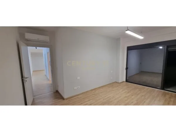 Tirane, jepet me qera apartament 2+1 Kati 4, 135 m² 1.090 € (Ambasada Amerikane)