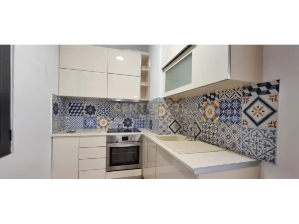 Tirane, jepet me qera apartament 2+1 Kati 4, 135 m² 1.090 € (Ambasada Amerikane)