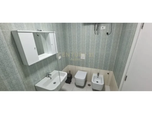 Tirane, jepet me qera apartament 2+1 Kati 4, 135 m² 1.090 € (Ambasada Amerikane)