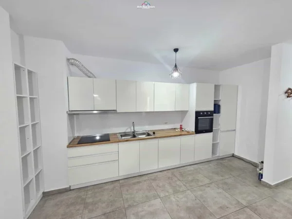 Tirane, jepet me qera apartament 2+1+Ballkon Kati 6, 110 m² (Rruga Xhanfize Keko, Kompleksi Zirkon)