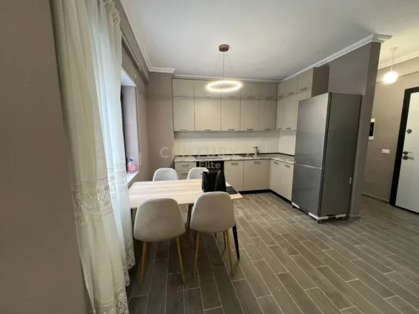 Tirane, jepet me qera apartament 2+1 Kati 1, 77 m² 900 € (Kodra e Diellit)