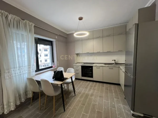 Tirane, jepet me qera apartament 2+1 Kati 1, 77 m² 900 € (Kodra e Diellit)