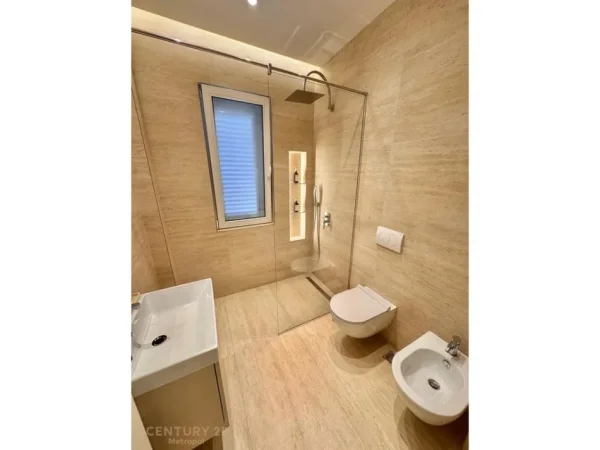 Tirane, jepet me qera apartament 1+1 Kati 4, 47 m² 700 € (Rruga e Barrikadave)