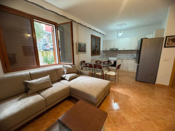 Tirane, jepet me qera apartament 2+1+Ballkon Kati 1, 98 m² 500 € (pranë Kristal Cente)