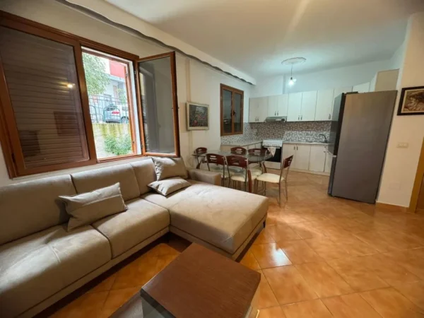 Tirane, jepet me qera apartament 2+1+Ballkon Kati 1, 98 m² 500 € (pranë Kristal Cente)