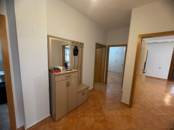 Tirane, jepet me qera apartament 2+1+Ballkon Kati 1, 98 m² 500 € (pranë Kristal Cente)