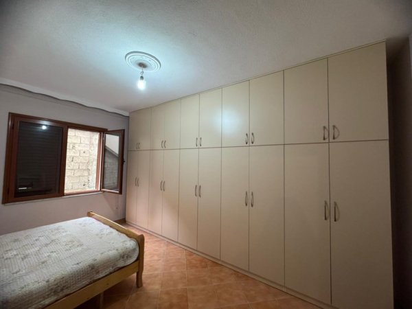 Tirane, jepet me qera apartament 2+1+Ballkon Kati 1, 98 m² 500 € (pranë Kristal Cente)