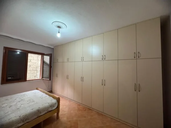 Tirane, jepet me qera apartament 2+1+Ballkon Kati 1, 98 m² 500 € (pranë Kristal Cente)