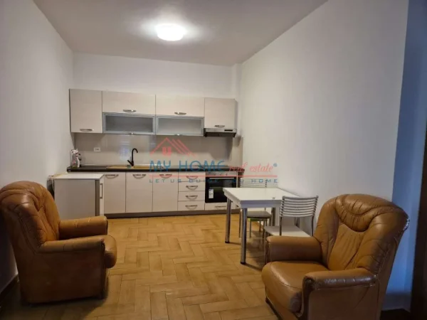 Tirane, jepet me qera apartament 2+1+Ballkon Kati 2, 90 m² 650 € (Rruga Him Kolli)