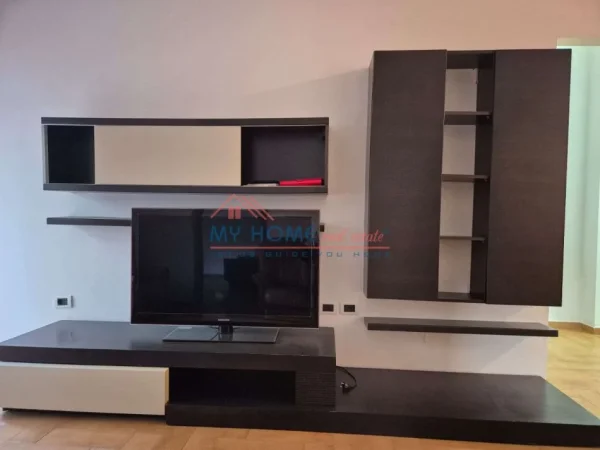 Tirane, jepet me qera apartament 2+1+Ballkon Kati 2, 90 m² 650 € (Rruga Him Kolli)