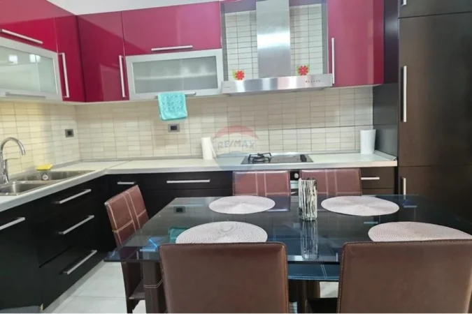 Tirane, jepet me qera apartament 2+1+Ballkon Kati 2, 110 m² 600 € (Rruga Rrapo Hekali)