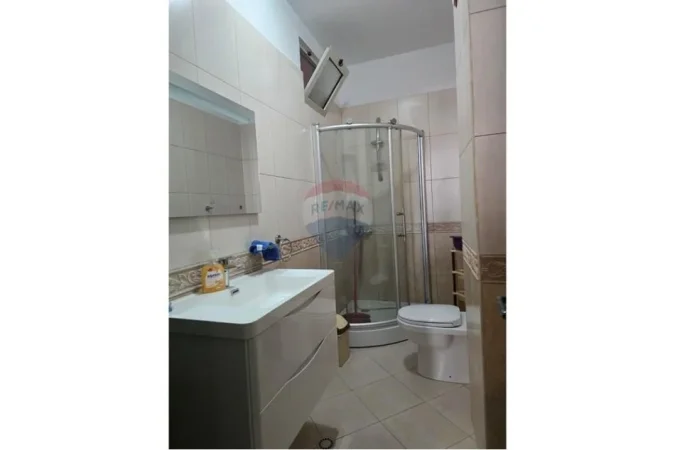 Tirane, jepet me qera apartament 2+1+Ballkon Kati 2, 110 m² 600 € (Rruga Rrapo Hekali)