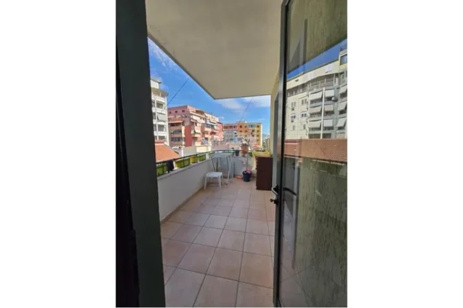 Tirane, jepet me qera apartament 2+1+Ballkon Kati 2, 110 m² 600 € (Rruga Rrapo Hekali)
