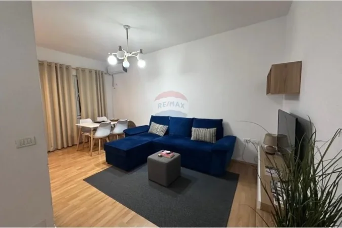 Tirane, jepet me qera apartament 1+1 Kati 4, 52 m² 650 € (Sheshi Skenderbej)