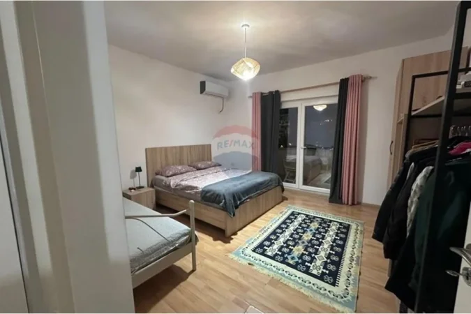 Tirane, jepet me qera apartament 1+1 Kati 4, 52 m² 650 € (Sheshi Skenderbej)