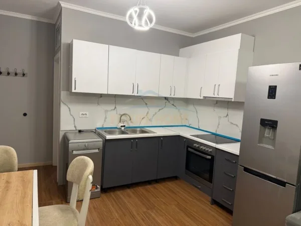 Tirane, jepet me qera apartament 2+1+Ballkon Kati 5, 73 m² 500 € (Unaza e Re)