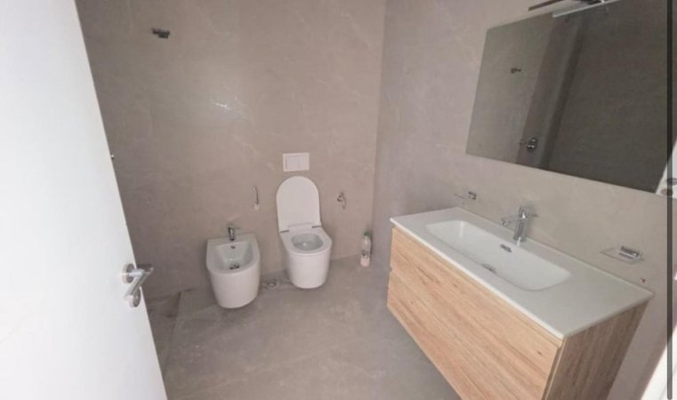 Tirane, jepet me qera apartament 2+1+Ballkon Kati 7, 100 m² 1.100 € (Komuna Parisitt)