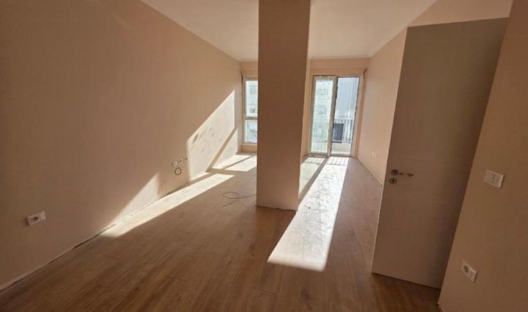 Tirane, jepet me qera apartament 2+1+Ballkon Kati 7, 100 m² 1.100 € (Komuna Parisitt)